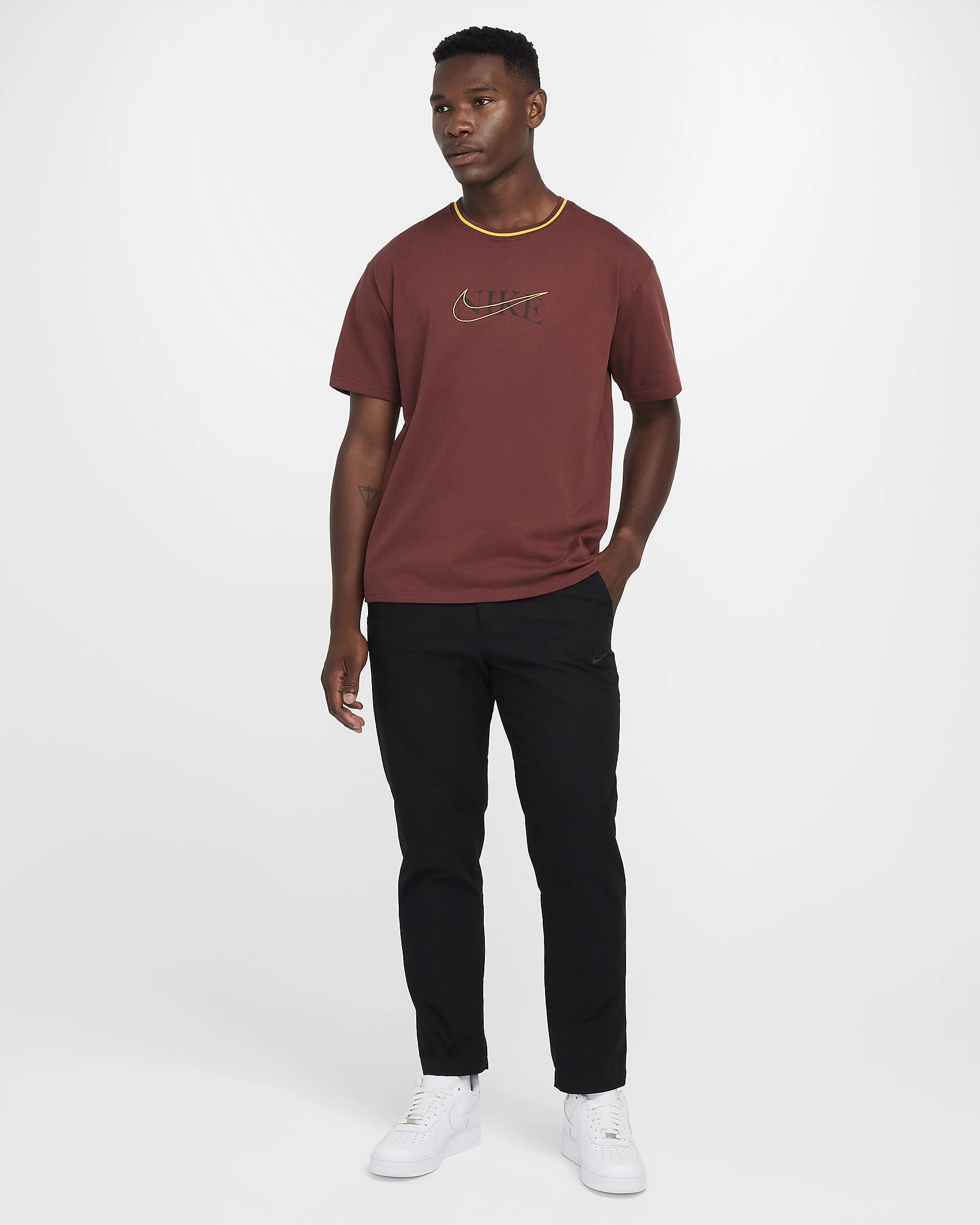 Nike Max90 Le T-shirt Sportswear: L'icône du confort revisité, style intemporel, votre allié quotidien.